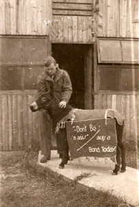 Lady Moe urging people to buy war bonds